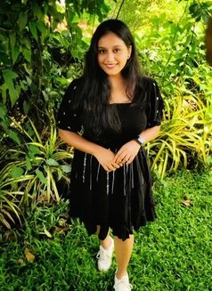 Shivani Malhotra - Dominadora in Mumbai Photo 4 of 5