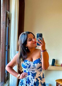 V-I-P COLLEGE GIRLS O97 l l l 6O956 HEAR - puta in New Delhi Photo 3 of 5