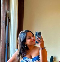 V-I-P COLLEGE GIRLS O97 l l l 6O956 HEAR - puta in New Delhi