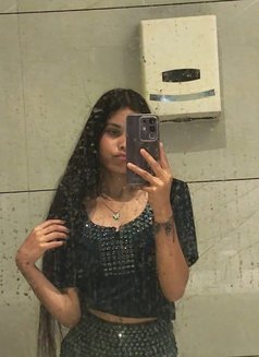 Shreya - escort in New Delhi Photo 2 of 3