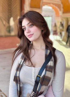 Shreya - puta in Dubai Photo 3 of 5