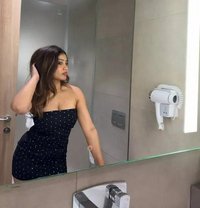 Anushka - puta in Surat Photo 4 of 4