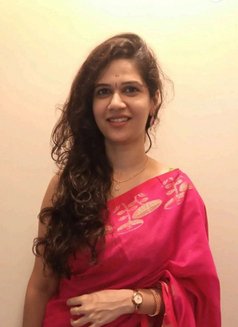 Shruti Gowda - puta in Mumbai Photo 1 of 3