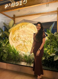 Shruti Gowda - puta in Mumbai Photo 2 of 3