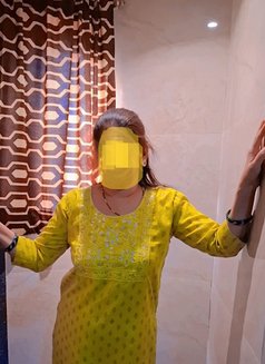 Shruti Housewife - puta in Mumbai Photo 2 of 6