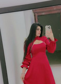 Shruti - puta in Dubai Photo 2 of 4