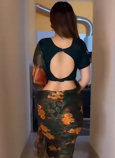 Shruti - escort in Sharjah Photo 5 of 11