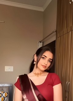 Shruti - escort in Sharjah Photo 6 of 11
