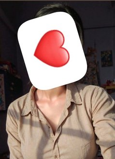 Shruti - puta in Abu Dhabi Photo 2 of 2