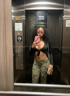 Shum - escort in Nairobi Photo 1 of 3