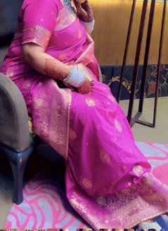 Shweta Sharma indepndent married lady - puta in New Delhi Photo 3 of 14