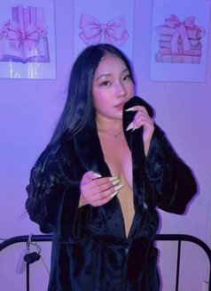 Shy - escort in Manila Photo 2 of 6