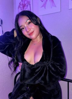 Shy - escort in Manila Photo 3 of 6