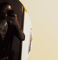 Si R Kamau - Male adult performer in Nairobi