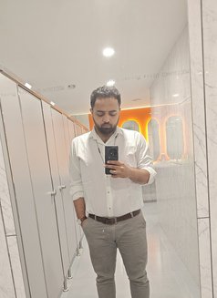 Sid - Male escort in Mumbai Photo 1 of 4