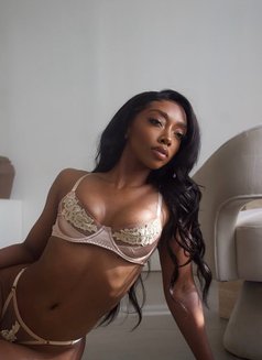Sienna - puta in Dubai Photo 3 of 6