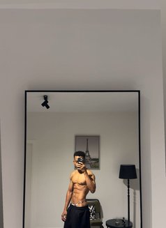 Siji - Male escort in Riyadh Photo 2 of 3