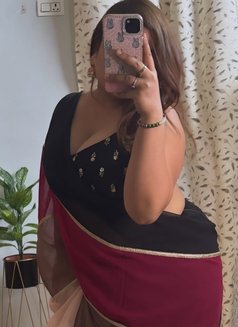 Bhabhi cam - escort in New Delhi Photo 1 of 2
