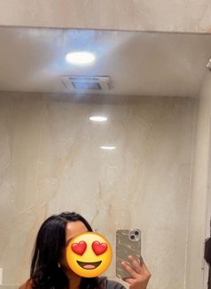 Simmy Collage Girl Waiting Gentlemen - puta in Noida Photo 1 of 3