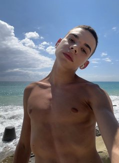 Simon - Male escort in Phuket Photo 3 of 12