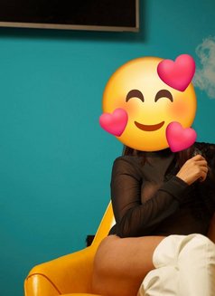 Simran 36 Yrs Model and Anchor at Your S - puta in Mumbai Photo 8 of 11