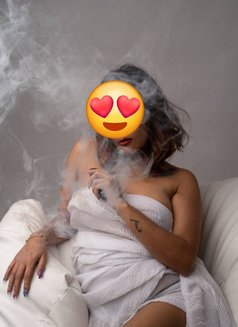 Simran 36 Yrs Model and Anchor at Your S - puta in Mumbai Photo 9 of 11