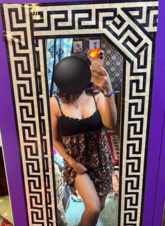 Simran 36 Yrs Model and Anchor at Your S - puta in Mumbai Photo 10 of 11