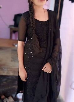 Simran - puta in Mumbai Photo 2 of 4