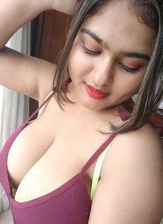 Simran Independent Girl With Place & Cam - puta in New Delhi Photo 1 of 4
