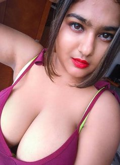Simran Independent Girl With Place & Cam - puta in New Delhi Photo 2 of 4