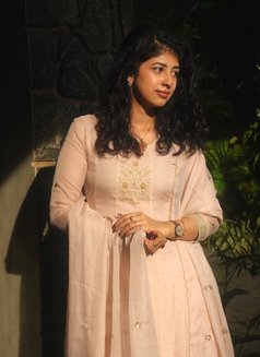 Simran - puta in Ajmān Photo 3 of 4