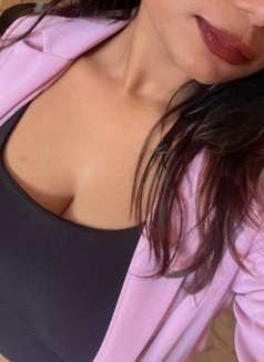 Simran - companion in Bangalore Photo 1 of 2