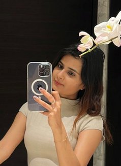 Simran - escort in London Photo 4 of 4