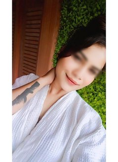 Simran - escort in Mumbai Photo 3 of 5