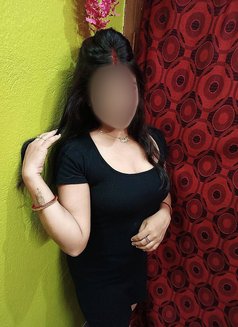 Simran - escort in Dubai Photo 7 of 9