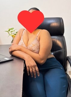 Simran - escort in Noida Photo 2 of 5