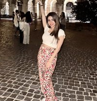 Simran Khurana - puta in Dubai