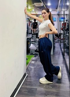 Simran Khurana - puta in Dubai Photo 4 of 4