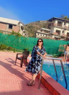 Simranjeet Kaur - escort in Noida Photo 8 of 20