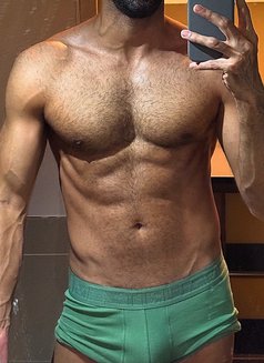 Singapore Male Companion - Acompañantes masculino in Singapore Photo 2 of 4