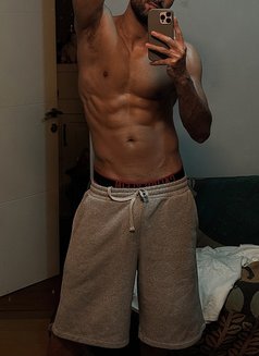 Singapore Male Companion - Acompañantes masculino in Singapore Photo 3 of 4