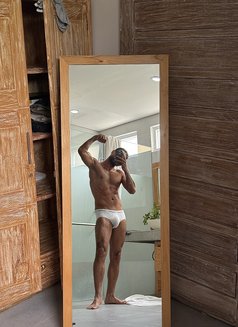 Singapore Male Companion - Acompañantes masculino in Singapore Photo 4 of 4