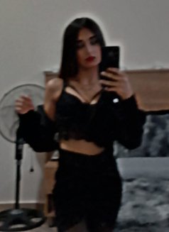 Sisi - escort in Beirut Photo 3 of 6