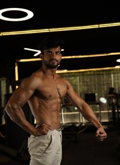 Six Pack Abs - Male escort in New Delhi Photo 7 of 10