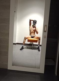 Skd - Male escort in Dubai Photo 2 of 4