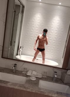 SKDXB - Acompañantes masculino in Dubai Photo 2 of 30