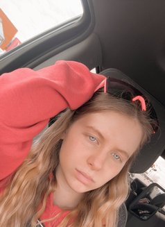 Sky - puta in Riyadh Photo 1 of 3