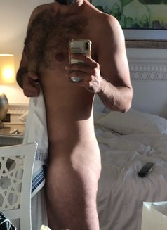 Foot slave for girls/couples - Acompañantes masculino in Dubai Photo 3 of 3