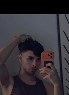 Slim Boy - Male escort in Riyadh Photo 3 of 5