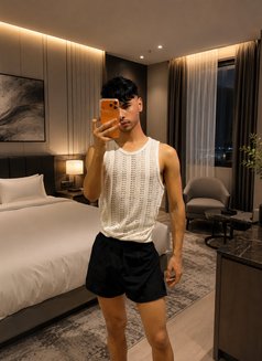 Slim Boy - Male escort in Riyadh Photo 4 of 5
